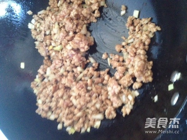 <a href=/shicai/shucai/HeYe/index.html target=_blank><u>荷叶</u></a>饼的做法