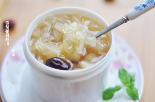 雪<a href=/shicai/guopin/Li/index.html target=_blank><u>梨</u></a><a href=/shicai/shucai/YinEr/index.html target=_blank><u>银耳</u></a>甜汤