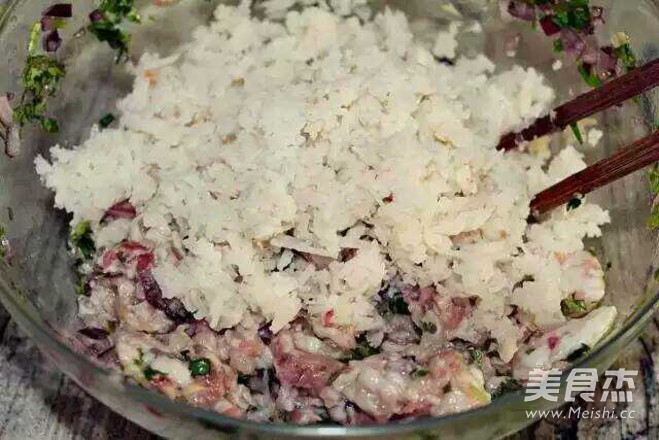 春季提高抵抗力，一定给孩子多吃莲<a href=/shicai/shucai/Ou/index.html target=_blank><u>藕</u></a>！味道超赞的<a href=/shicai/shucai/Ou/index.html target=_blank><u>藕</u></a>香肉饼！的做法