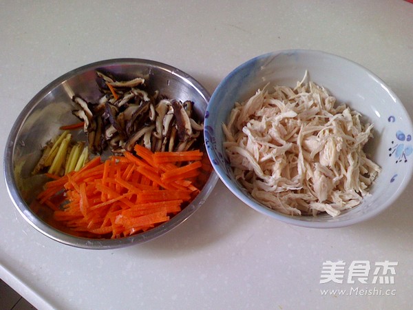 <a href=/shicai/shucai/XiangGu/index.html target=_blank><u>香菇</u></a>鸡丝粥的做法