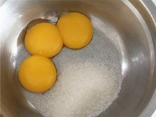 古典<a href=/shicai/mimian/QiaoKeLi/index.html target=_blank><u>巧克力</u></a>蛋糕步骤4