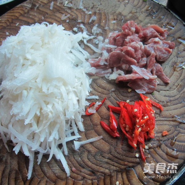 <a href=/shicai/shucai/BaiLuoBo/index.html target=_blank><u>白<a href=/shicai/shucai/LuoBo/index.html target=_blank><u>萝卜</u></a></u></a>丝炒肉的做法