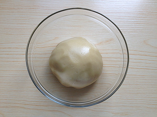 广式<a href=/shicai/mimian/HongDou/index.html target=_blank><u>红豆</u></a>沙月饼