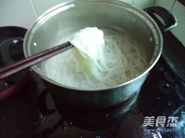 蒜汁拌<a href=/shicai/mimian/FenSi/index.html target=_blank><u>粉丝</u></a>的做法