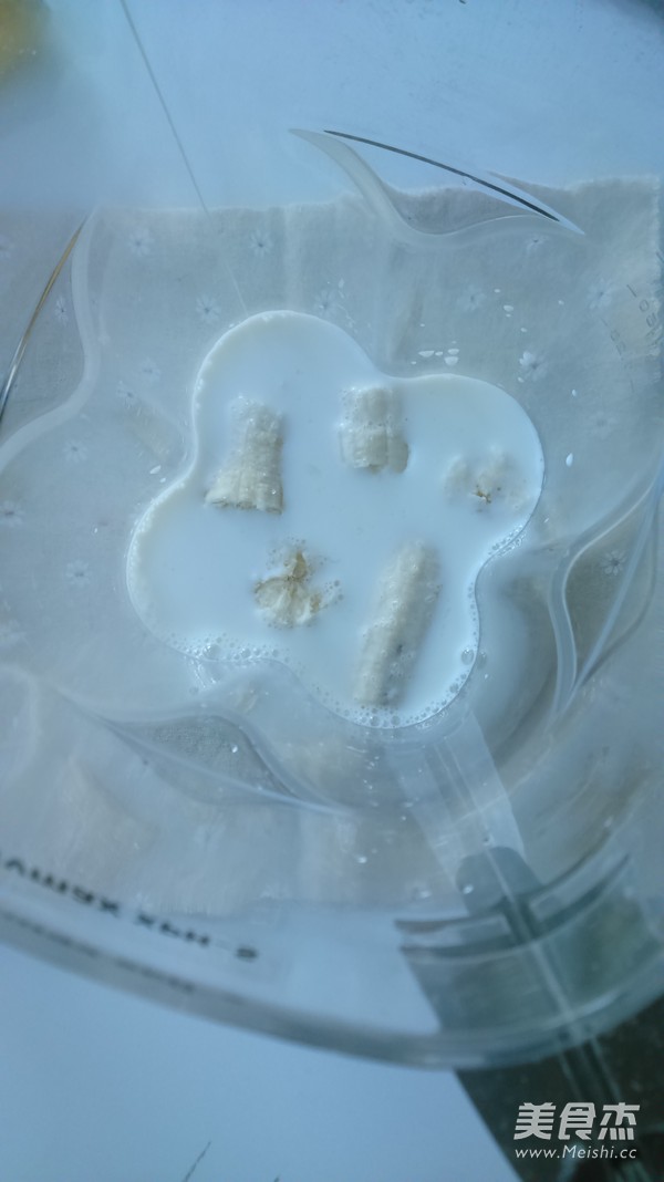 奥利奥<a href=/shicai/guopin/XianJiao/index.html target=_blank><u>香蕉</u></a>奶昔的做法