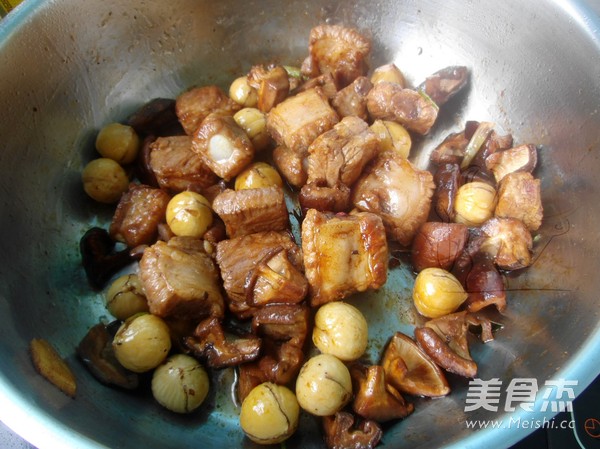 <a href=/shicai/shucai/XiangGu/index.html target=_blank><u>香菇</u></a><a href=/shicai/guopin/LiZi/index.html target=_blank><u>栗子</u></a>烧<a href=/shicai/rouqin/PaiGu/index.html target=_blank><u>排骨</u></a>的做法