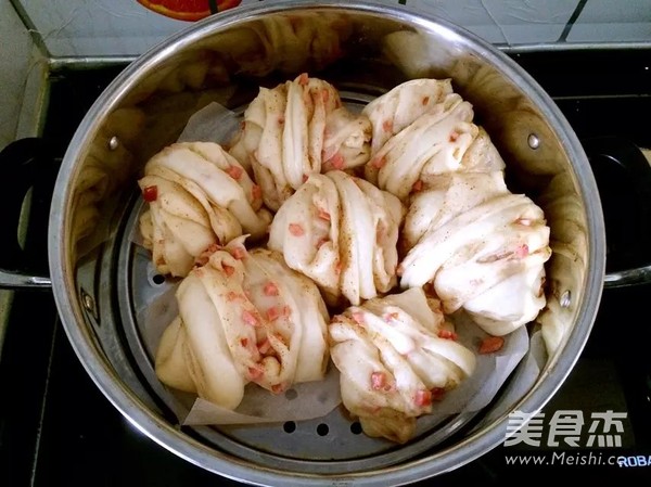 <a href=/shicai/rouqin/XiangChang/index.html target=_blank><u>香肠</u></a>花卷的做法