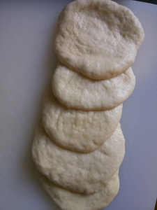 <a href=/shicai/shucai/MeiGuiHua/index.html target=_blank><u>玫瑰花</u></a><a href=/shicai/mimian/MianBao/index.html target=_blank><u>面包</u></a>步骤7