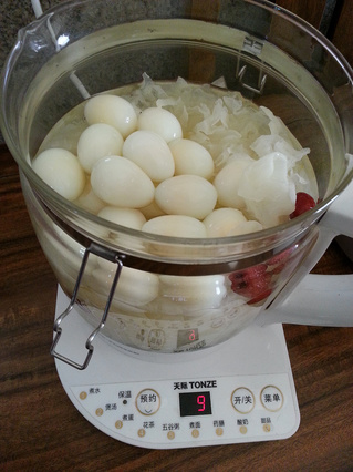 <a href=/shicai/shucai/YinEr/index.html target=_blank><u>银耳</u></a><a href=/shicai/rouqin/AnChunDan/index.html target=_blank><u><a href=/shicai/rouqin/AnChun/index.html target=_blank><u>鹌鹑</u></a>蛋</u></a>