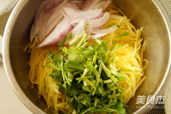 炝拌<a href=/shicai/shucai/TuDou/index.html target=_blank><u>土豆</u></a>丝的做法