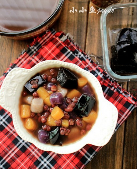 <a href=/shicai/mimian/HongDou/index.html target=_blank><u>红豆</u></a>仙草芋圆的做法