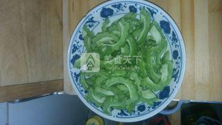 炒<a href=/shicai/shucai/KuGua/index.html target=_blank><u>苦瓜</u></a>