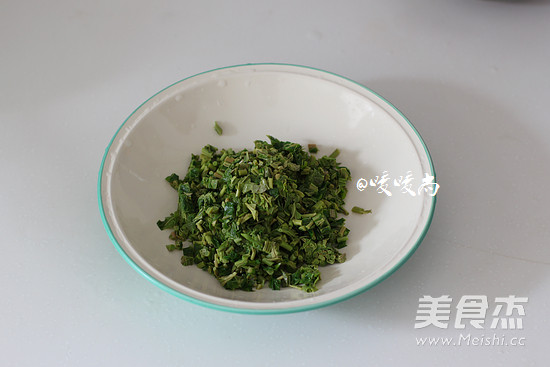 <a href=/shicai/shucai/XiangChun/index.html target=_blank><u>香椿</u></a>芽拌<a href=/shicai/mimian/XiangGan/index.html target=_blank><u>香干</u></a>的做法