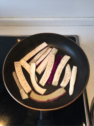 <a href=/shicai/rouqin/PeiGen/index.html target=_blank><u>培根</u></a><a href=/shicai/shucai/QieZi/index.html target=_blank><u>茄子</u></a>卷