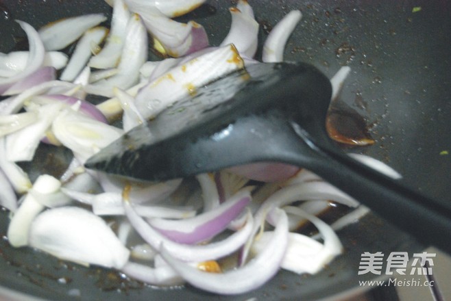 <a href=/shicai/shucai/YangCong/index.html target=_blank><u>洋葱</u></a>炒<a href=/shicai/shuichanpin/YouYu/index.html target=_blank><u>鱿鱼</u></a>须的做法