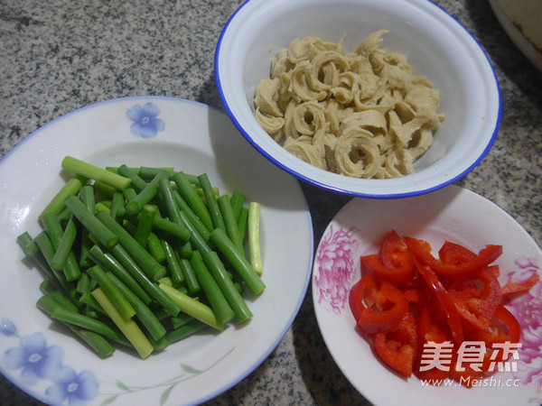 <a href=/shicai/shucai/SuanTai/index.html target=_blank><u>蒜薹</u></a>炒面筋的做法