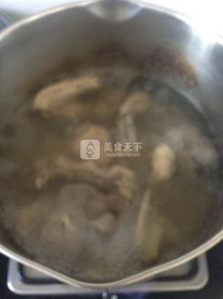 莲<a href=/shicai/shucai/Ou/index.html target=_blank><u>藕</u></a><a href=/shicai/shucai/HuLuoBo/index.html target=_blank><u>胡<a href=/shicai/shucai/LuoBo/index.html target=_blank><u>萝卜</u></a></u></a>鸡汤