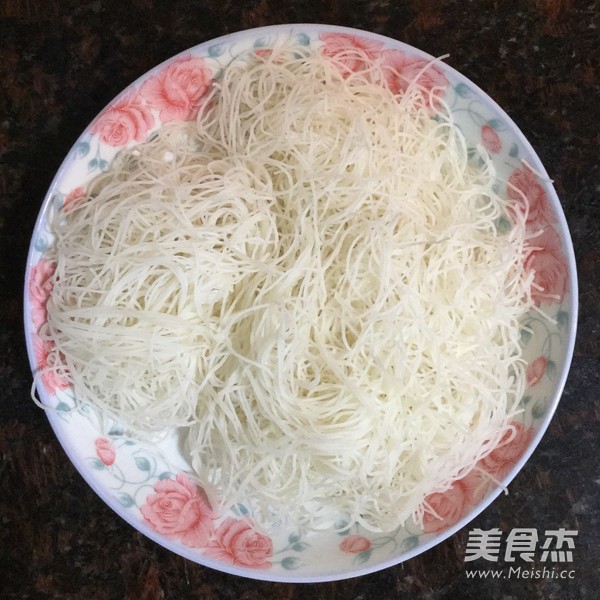 素菜炒<a href=/shicai/mimian/MiFen/index.html target=_blank><u>米粉</u></a>的做法