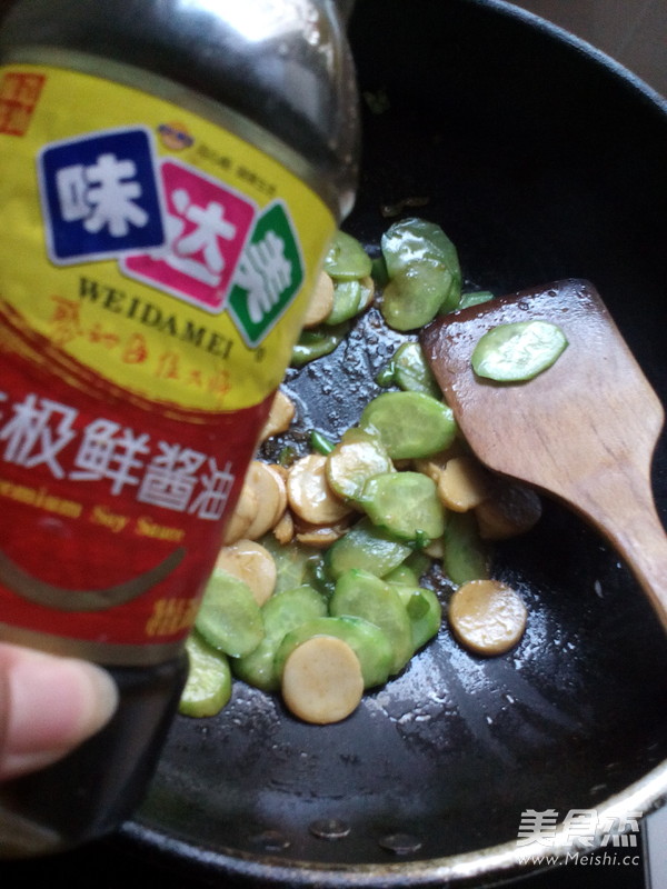 海鲜肠炒<a href=/shicai/shucai/HuangGua/index.html target=_blank><u>黄瓜</u></a>的做法