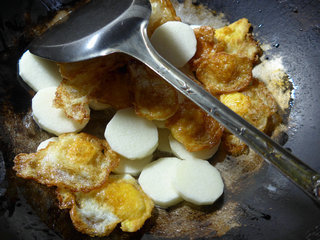 <a href=/shicai/rouqin/AnChunDan/index.html target=_blank><u><a href=/shicai/rouqin/AnChun/index.html target=_blank><u>鹌鹑</u></a>蛋</u></a>煮<a href=/shicai/shucai/ShanYao/index.html target=_blank><u>山药</u></a>