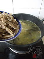 私房酸菜鱼汤煮鱼面步骤9