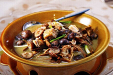 <a href=/shicai/rouqin/ZhengJi/index.html target=_blank><u>鸡肉</u></a>炖<a href=/shicai/shucai/MoGu/index.html target=_blank><u>蘑菇</u></a>