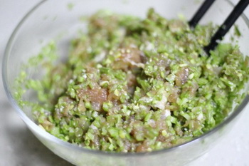 肉末<a href=/shicai/shucai/SiJiDou/index.html target=_blank><u>四季豆</u></a>馅大包子步骤3