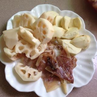 <a href=/shicai/shuichanpin/YouYu/index.html target=_blank><u>鱿鱼</u></a>茨菰莲<a href=/shicai/shucai/Ou/index.html target=_blank><u>藕</u></a>骨头汤