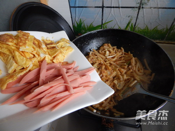 蛋皮<a href=/shicai/rouqin/HuoTui/index.html target=_blank><u>火腿</u></a>炒<a href=/shicai/mimian/NianGao/index.html target=_blank><u>年糕</u></a>的做法