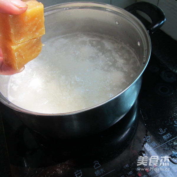 酒糟<a href=/shicai/guopin/GuiYuan/index.html target=_blank><u>桂圆</u></a>煮汤圆的做法