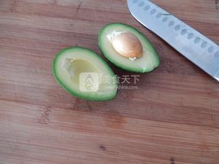 <a href=/shicai/guopin/NuiYouGuo/index.html target=_blank><u><a href=/shicai/guopin/NiuYouGuo/index.html target=_blank><u>牛油果</u></a></u></a>虾仁沙拉