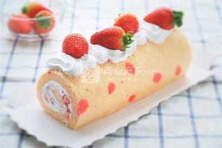 圣诞<a href=/shicai/guopin/CaoMei/index.html target=_blank><u>草莓</u></a>蛋糕卷