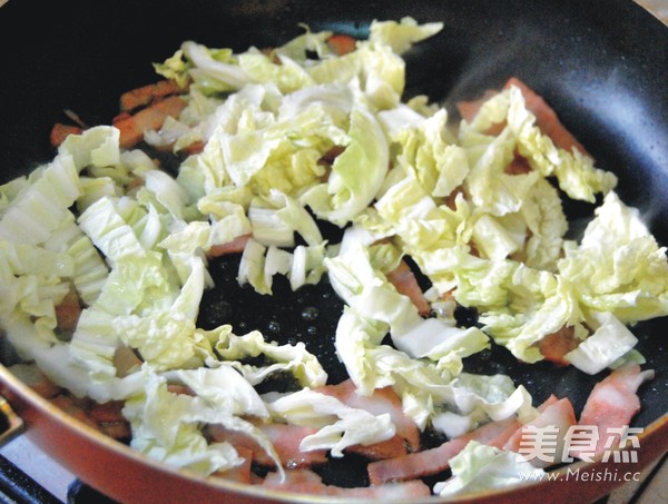 <a href=/shicai/shucai/BaiCai/index.html target=_blank><u>白菜</u></a>炒<a href=/shicai/mimian/NianGao/index.html target=_blank><u>年糕</u></a>的做法