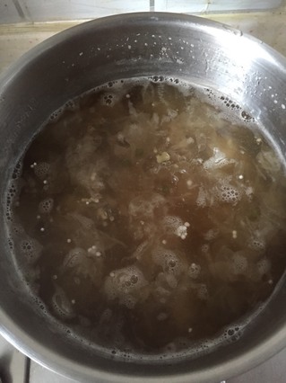 冰糖<a href=/shicai/shucai/YinEr/index.html target=_blank><u>银耳</u></a>羹