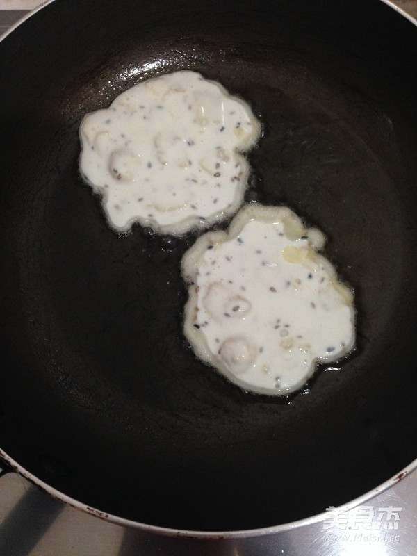 奶香<a href=/shicai/guopin/XianJiao/index.html target=_blank><u>香蕉</u></a><a href=/shicai/mimian/NuoMi/index.html target=_blank><u>糯米</u></a>饼的做法