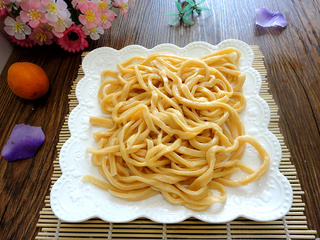 <a href=/shicai/shucai/HuLuoBo/index.html target=_blank><u>胡<a href=/shicai/shucai/LuoBo/index.html target=_blank><u>萝卜</u></a></u></a>汁手擀面