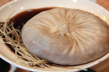 <a href=/shicai/shuichanpin/15533.html target=_blank><u>蟹黄</u></a>汤包