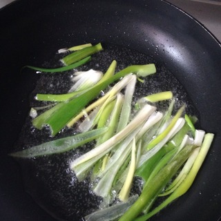 <a href=/shicai/diaoweipin/CongYou/index.html target=_blank><u>葱油</u></a>拌面