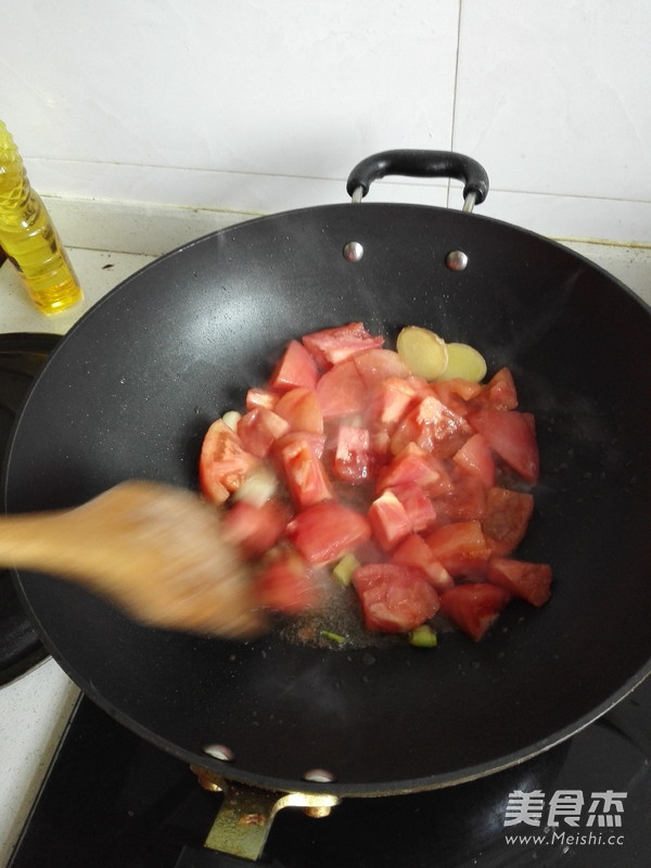 番茄炒<a href=/shicai/rouqin/NiuNan/index.html target=_blank><u>牛腩</u></a>的做法
