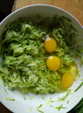 <a href=/shicai/shucai/XiHuLu/index.html target=_blank><u>西葫芦</u></a><a href=/shicai/rouqin/JiDan/index.html target=_blank><u>鸡蛋</u></a>饼