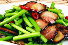 <a href=/shicai/shucai/QingSuan/index.html target=_blank><u>青蒜</u></a>炒<a href=/shicai/rouqin/LaRou/index.html target=_blank><u>腊肉</u></a>的做法
