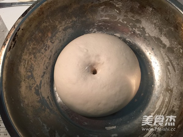 贝壳<a href=/shicai/guopin/HeiZhiMa/index.html target=_blank><u>黑<a href=/shicai/guopin/ZhiMa/index.html target=_blank><u>芝麻</u></a></u></a>花卷的做法