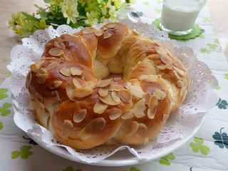 <a href=/shicai/mimian/NiuNai/index.html target=_blank><u>牛奶</u></a><a href=/shicai/guopin/XingRen/index.html target=_blank><u><a href=/shicai/guopin/Xing/index.html target=_blank><u>杏</u></a>仁</u></a>花环<a href=/shicai/mimian/MianBao/index.html target=_blank><u>面包</u></a>