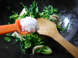 <a href=/shicai/rouqin/NiuDu/index.html target=_blank><u>牛肚</u></a>炒<a href=/shicai/shucai/BoCai/index.html target=_blank><u>菠菜</u></a>