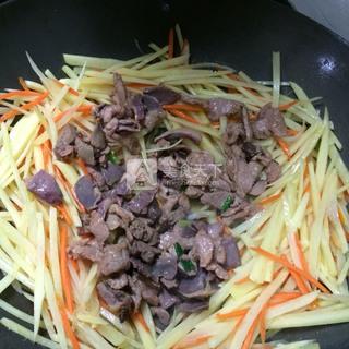 <a href=/shicai/rouqin/JiZa/index.html target=_blank><u>鸡杂</u></a>炒<a href=/shicai/shucai/TuDou/index.html target=_blank><u>土豆</u></a><a href=/shicai/shucai/HuLuoBo/index.html target=_blank><u>胡<a href=/shicai/shucai/LuoBo/index.html target=_blank><u>萝卜</u></a></u></a>丝