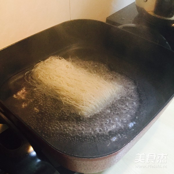 番茄<a href=/shicai/mimian/MiFen/index.html target=_blank><u>米粉</u></a>的做法