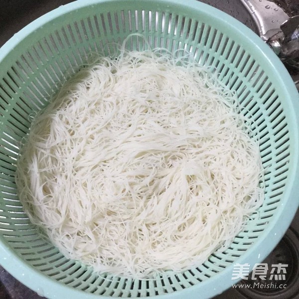 <a href=/shicai/shucai/HuLuoBo/index.html target=_blank><u>胡<a href=/shicai/shucai/LuoBo/index.html target=_blank><u>萝卜</u></a></u></a><a href=/shicai/rouqin/JiDan/index.html target=_blank><u>鸡蛋</u></a>炒<a href=/shicai/mimian/MiFen/index.html target=_blank><u>米粉</u></a>的做法