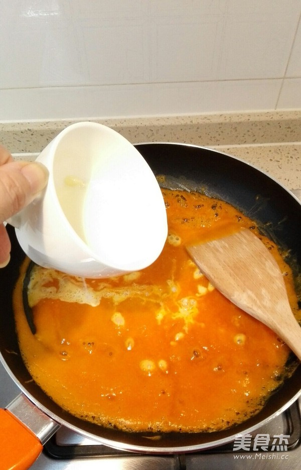 <a href=/shicai/shucai/NanGua/index.html target=_blank><u>南瓜</u></a><a href=/shicai/mimian/NaiYou/index.html target=_blank><u>奶油</u></a>浓汤的做法