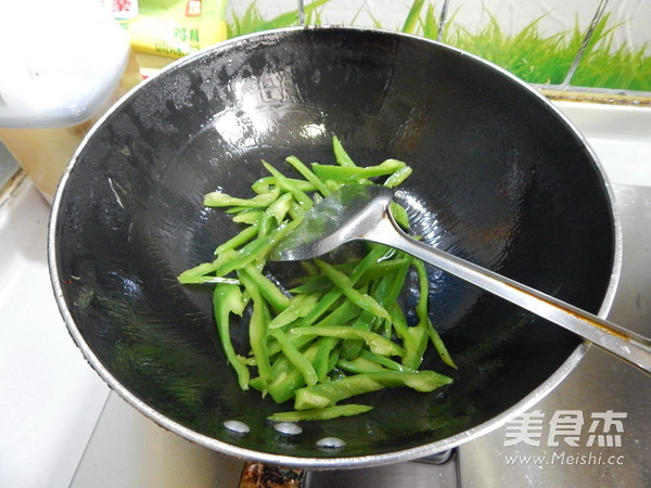 <a href=/shicai/shucai/QingJiao/index.html target=_blank><u>青椒</u></a>炒<a href=/shicai/mimian/XiangGan/index.html target=_blank><u>香干</u></a>的做法