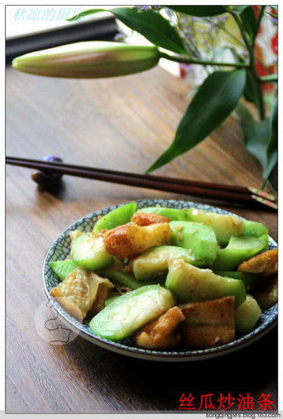 蒜蓉<a href=/shicai/shucai/SiGua/index.html target=_blank><u>丝瓜</u></a>炒<a href=/shicai/mimian/YouTiao/index.html target=_blank><u>油条</u></a>